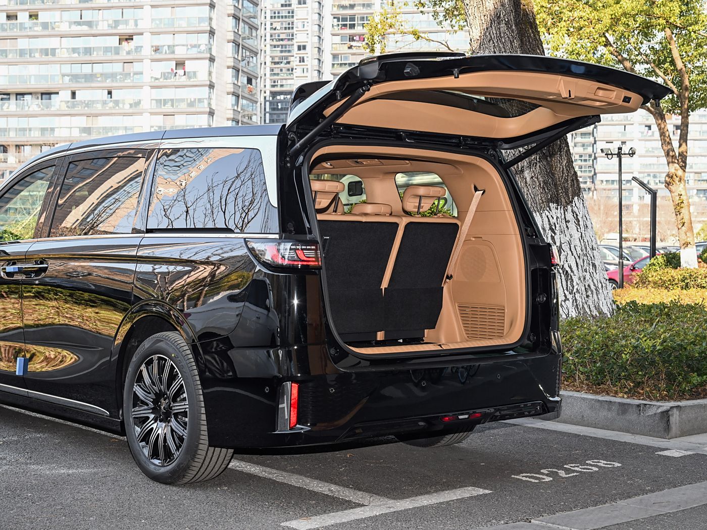 7 Seats Lux MVP