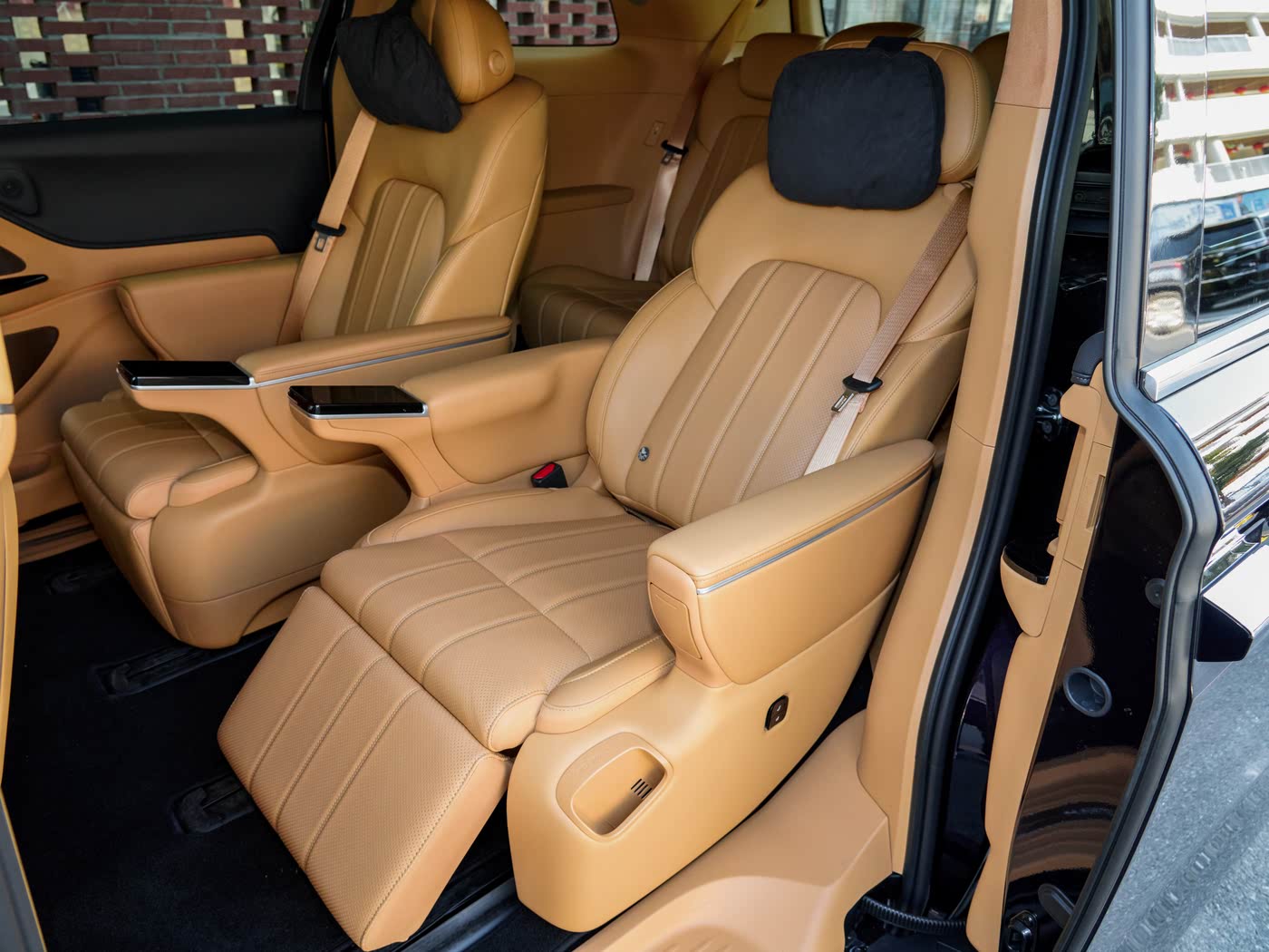 7 Seats Lux MVP